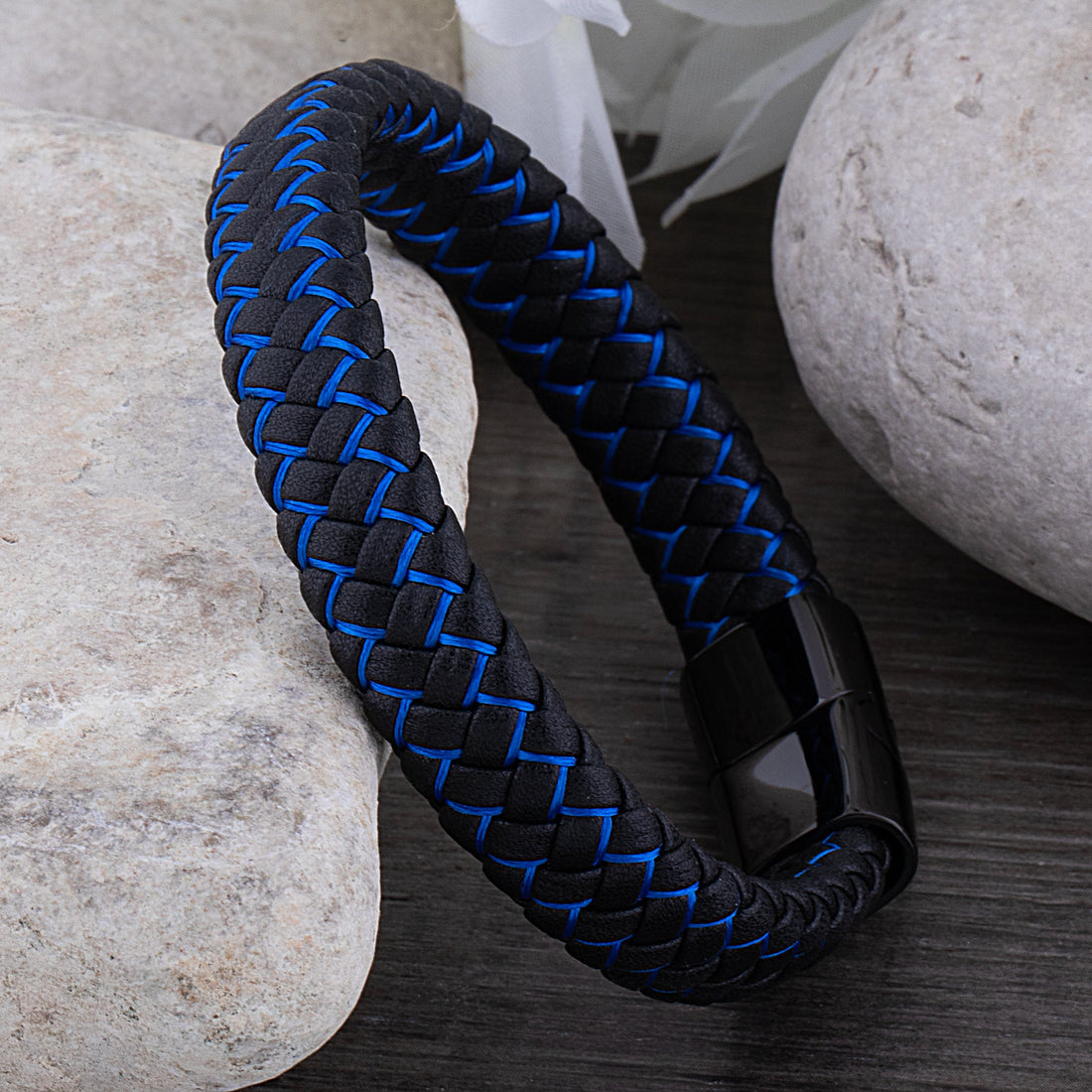 Finn – Stoere leren armband met zwart en blauw detail